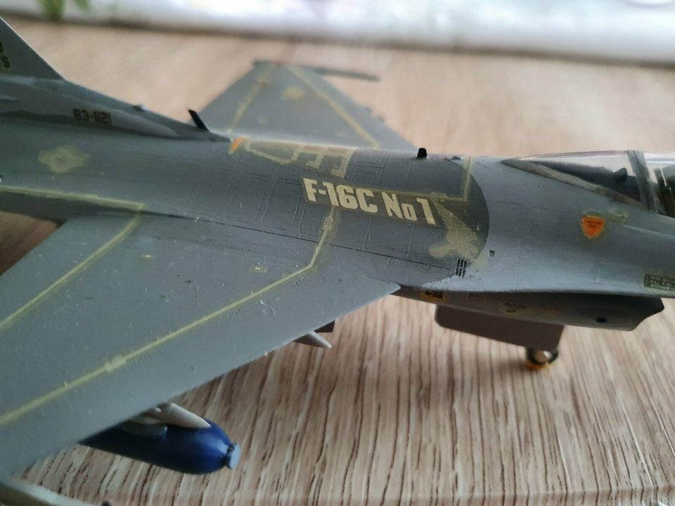 Modellflugzeug F-16C No 1 Militärflieger in Halle