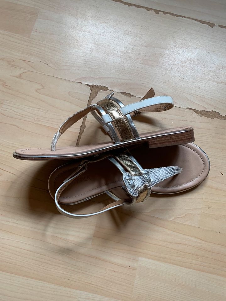 Sandalen (Damen) von Catwalk (silberne Laschen) Größe 39 in Ratingen