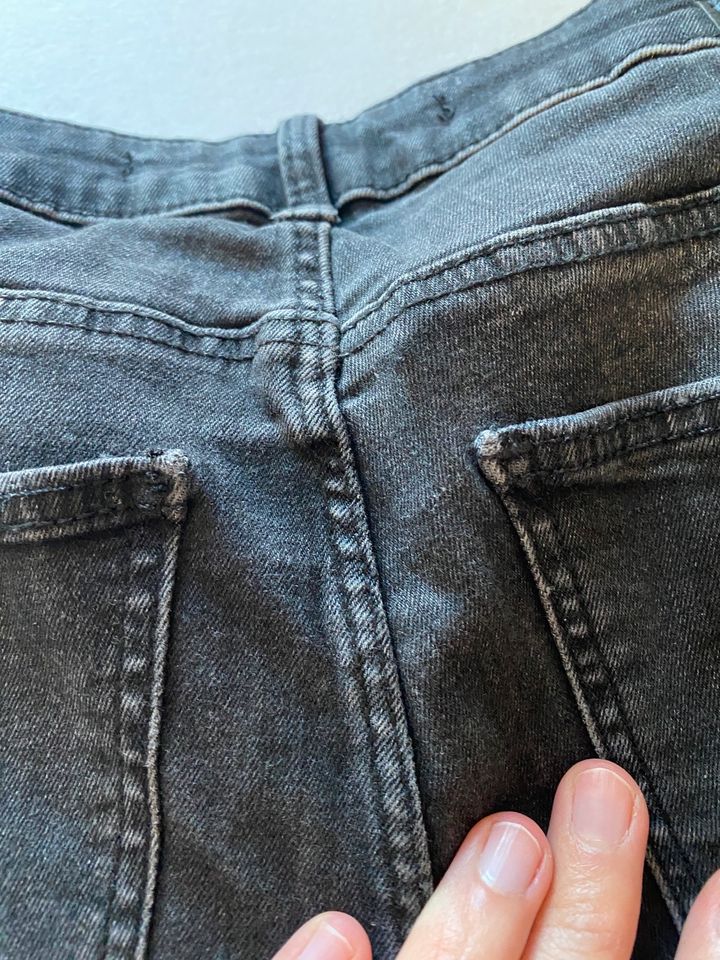 Schwarze Jeans von Bershka mit Löchern, Größe 36 in München