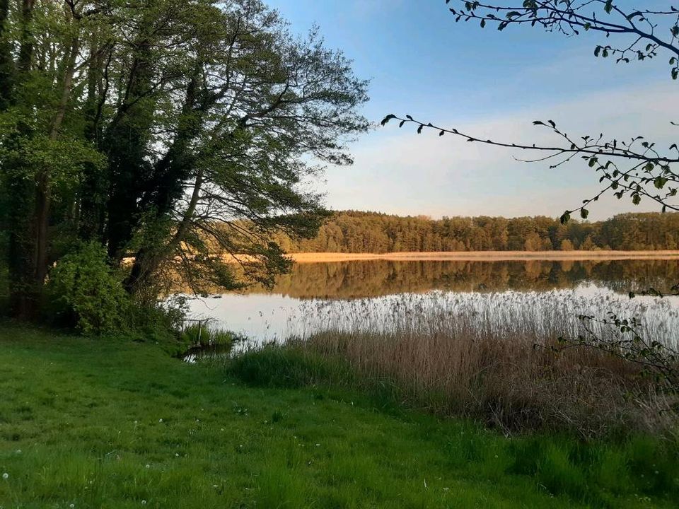 Wochenendhaus am See mit Kamin, Eigentumsland in Kuhlen-Wendorf