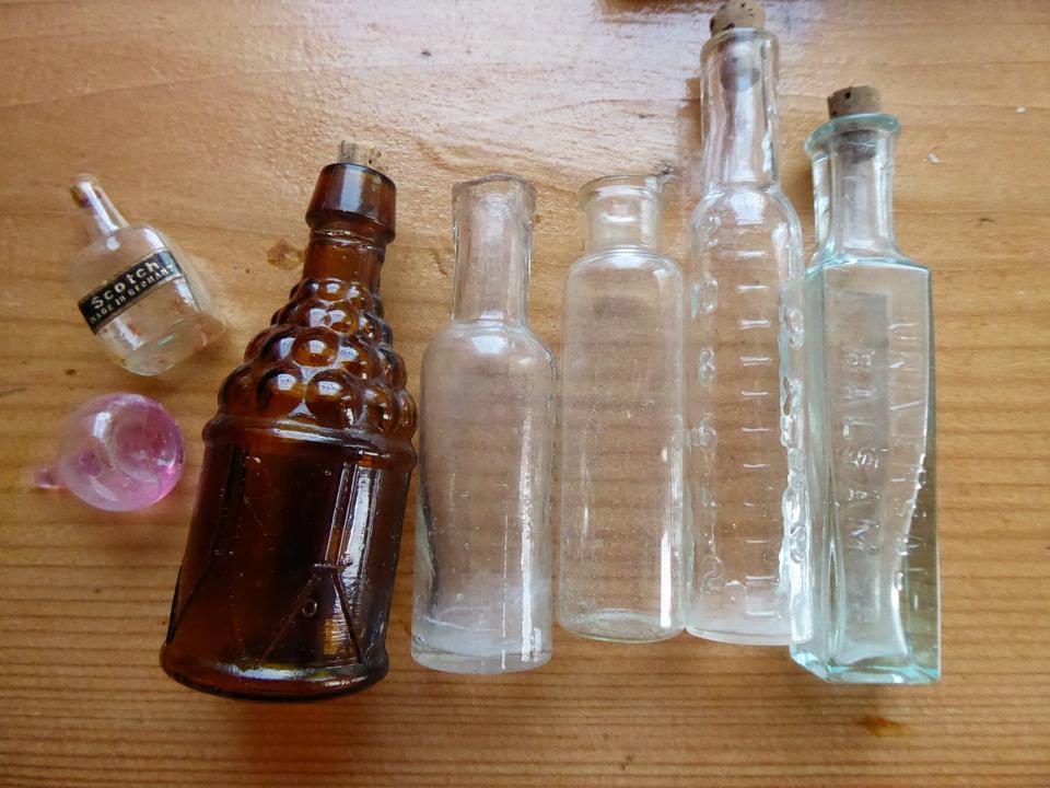 alte Sammelflaschen Kölnich Wasser mit Skala für Kaufladen in Herbsleben