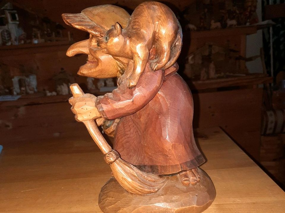 Hexe mit Katze holzgeschnitzt Holzfigur in Gachenbach