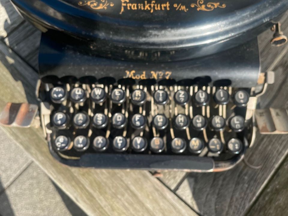 Adler Schreibmaschine Sammlerstück in München