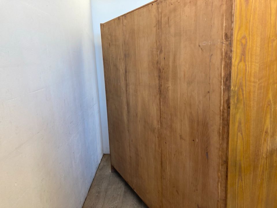 #A DDR Midcentury Kleiderschrank 3 türig Holz Kleiderstange 60er in Burgstädt