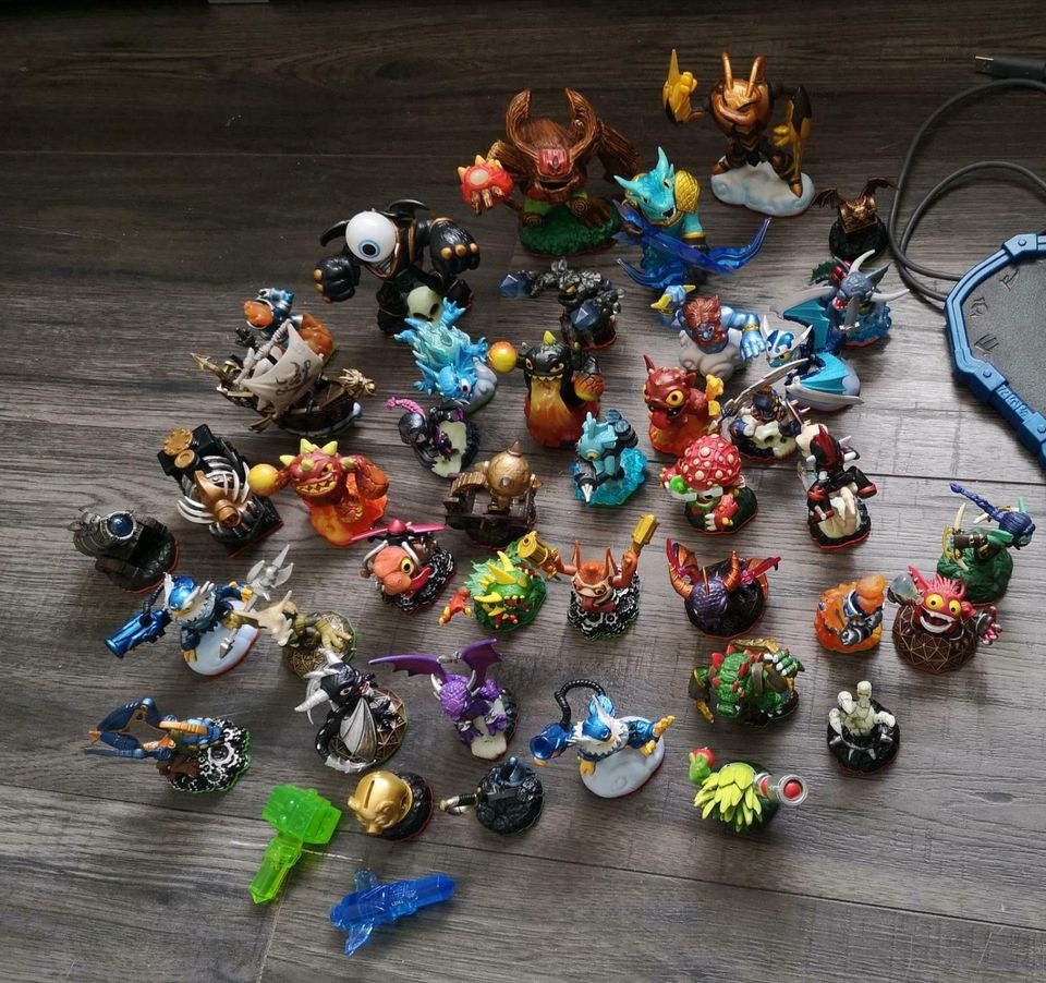 Wii Skylanders Set: 3 Spielen, 43 Figuren, 3 Portale in Bad Kreuznach