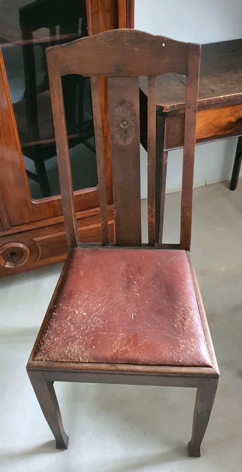 Antike 5 Stühle und 1 Rundtisch. in Ritterhude