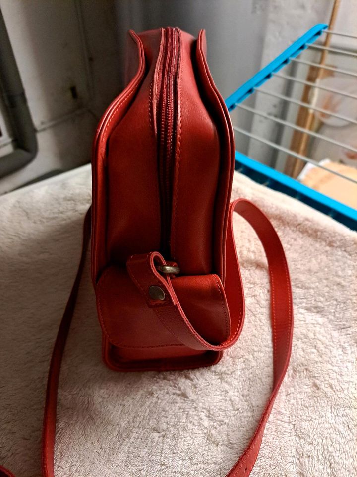 Rote Handtasche in Lohmar