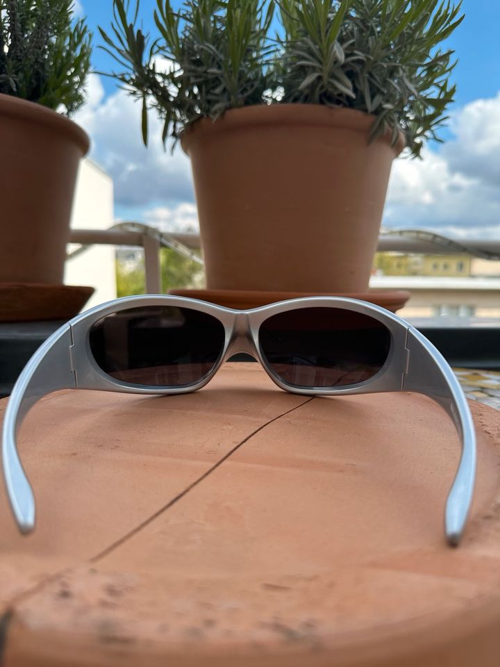 Balenciaga Skin Cat XXL Sonnenbrille in Space Grau in Berlin