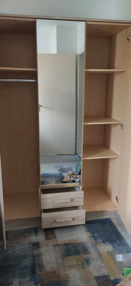 Kleiderschrank,und bett in Landsberg (Lech)