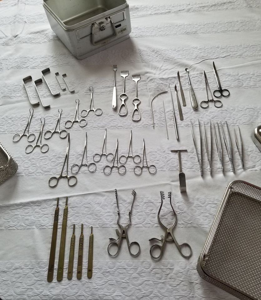 Chirurgisches Werkzeug mit Instrumentenbox & 2 Körben, 43-teilig in Bayreuth