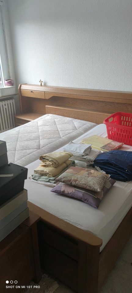 Massives Ehebett mit Rückschrank und Matratzen zu verschenken in Bilshausen
