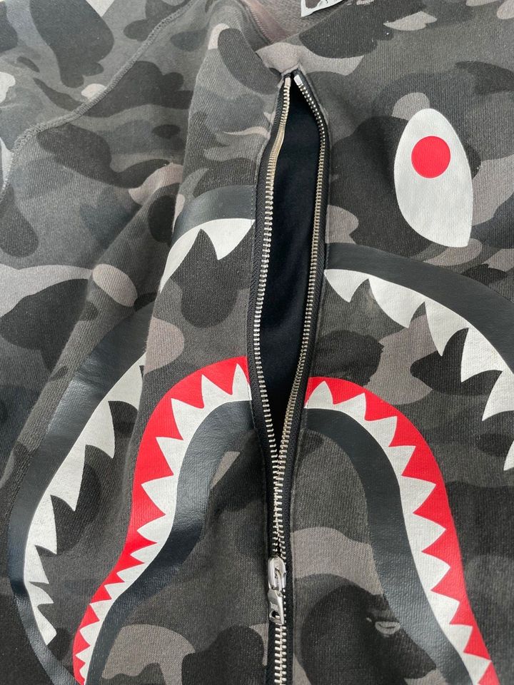BAPE Sweatshirt Sweater Gr. M Camouflage Camo Shark in München
