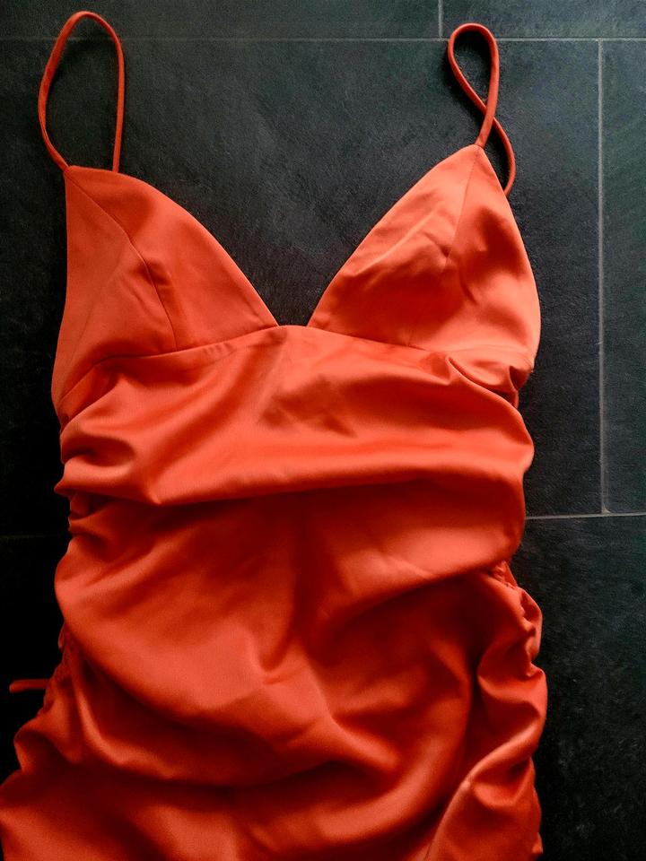 Niedliches Satinkleid von Zara NBD. Gr. XS. Sexy. Rückenfrei. in Gütersloh