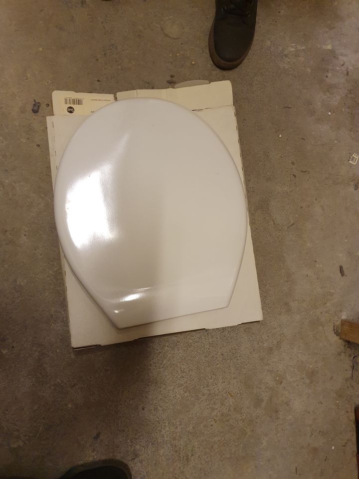 Toilettendeckel weiß neu in Köln