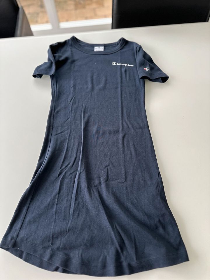 Champion Kleid neuwertig gr. Xs, 164 in Wallerfangen