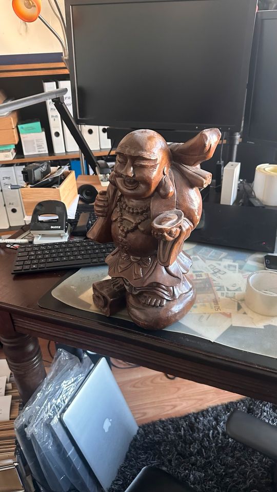 Buddha Holz Figur „Auf Wanderung“ in Dreieich