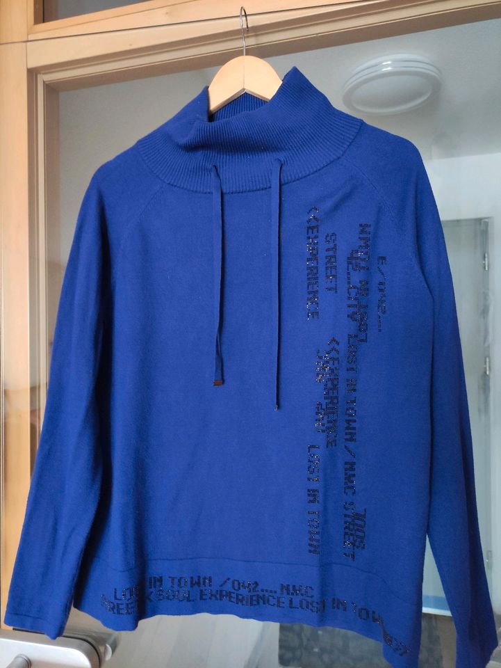 Royal blauer Pullover in Neu Ulm