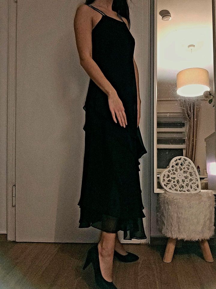 Langes schwarzes Kleid in Köln