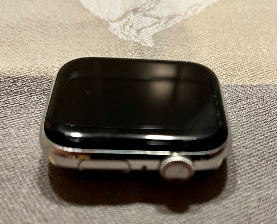 Apple Watch Series 4, 44mm, LTE Edelstahl mit Display-Glasschaden in Winsen (Aller)