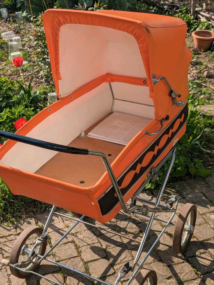 Kinderwagen 70er Streng - orange - Eyecatcher Nostalgie Vintage in Nüsttal