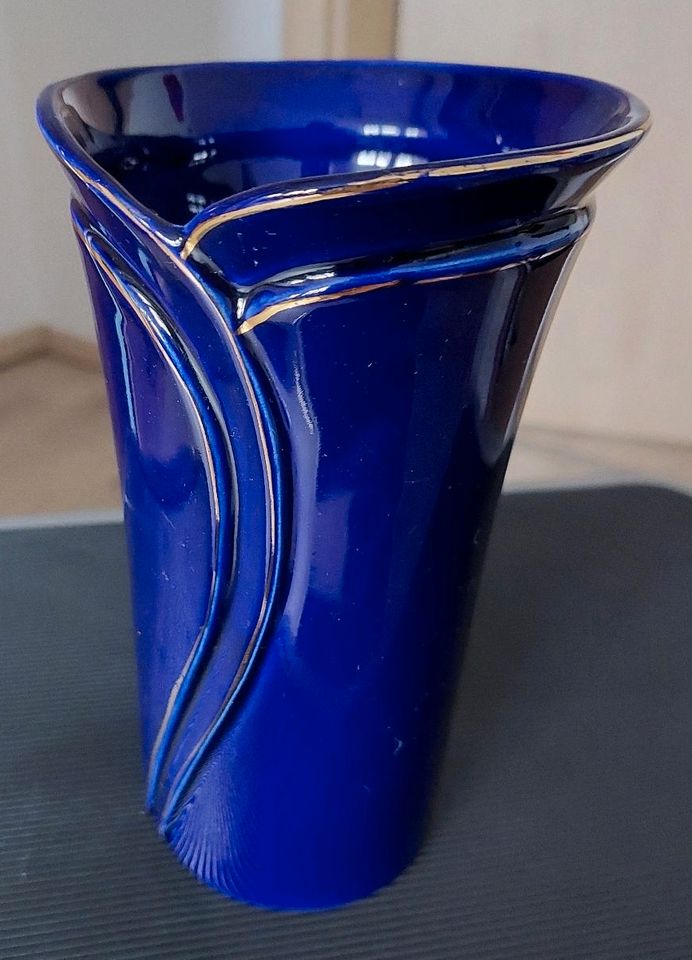 Blaue Blumenvase in Hohberg