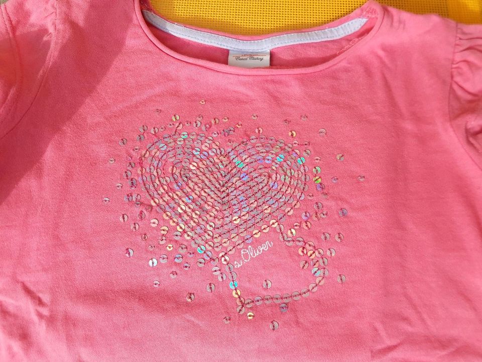 T-shirt mit glitzernden Herzen von S. Oliver, Gr. 98 in Heilbronn