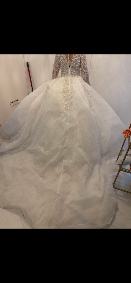 Brautkleid mit langer Schleppe mit Glitzer und Perlen in Berlin