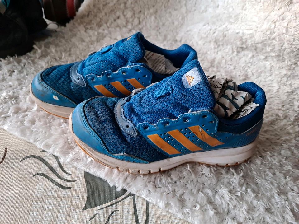 Tolle Adidas Schuhe Gr.34 Jungen blau in Frankfurt am Main