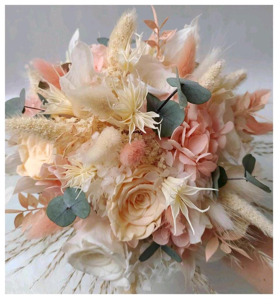 Brautstrauss verschiedene Farben Trockemblumen Infinity Rosen in Sehnde