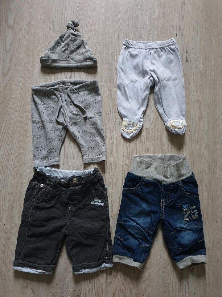 Hosen, Jeans, Stoffhose mit Mütze, Cordhose Gr. 56, Baby Club in Landshut