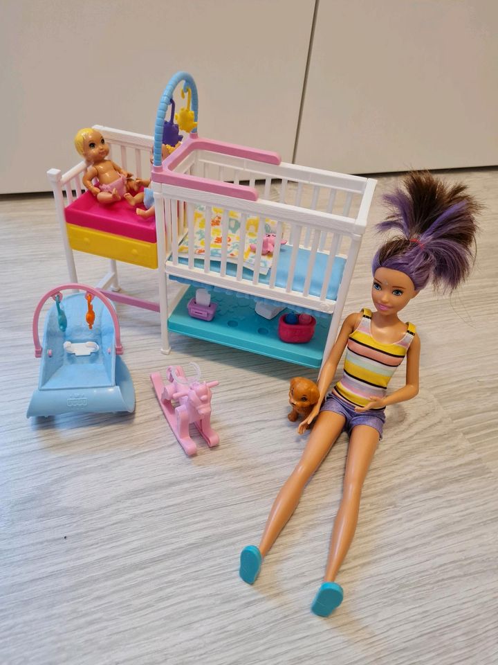 Barbie Krankenwagen und viel Zubehör in Beindersheim