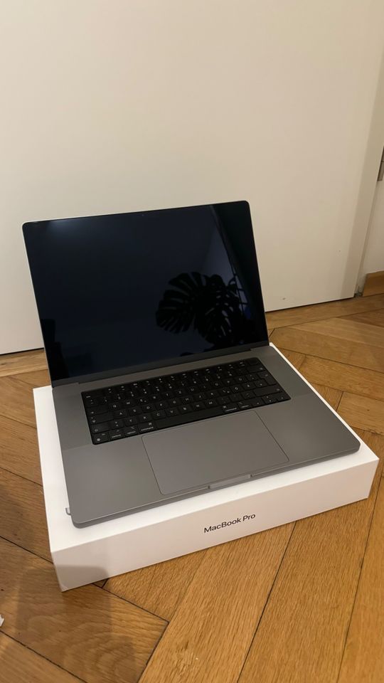 Apple MacBook Pro 16" 2021 M1 Max 32 GB RAM 512 GB SSD Space Grau in München