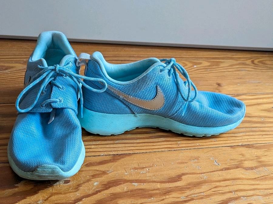 Nike Tanjun Sneaker Gr. 37 5 hellblau mint