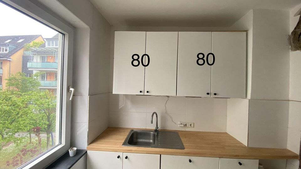 Schöne Ikea Küche in weiß mit Holzoptik Arbeitsplatte in Stuttgart