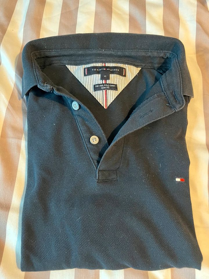 Polo Shirt von Tommy Hilfiger M in dunkelblau in Halstenbek