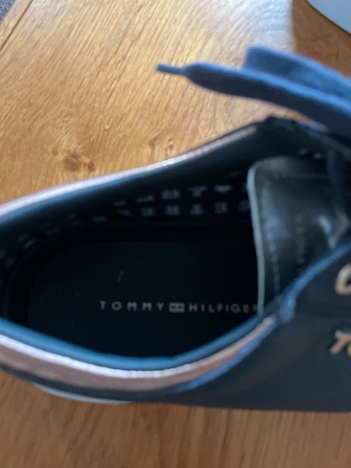 Neuw. Sneakers Tommy Hilfiger Gr. 39 schwarz und dunkelblau in Schmelz
