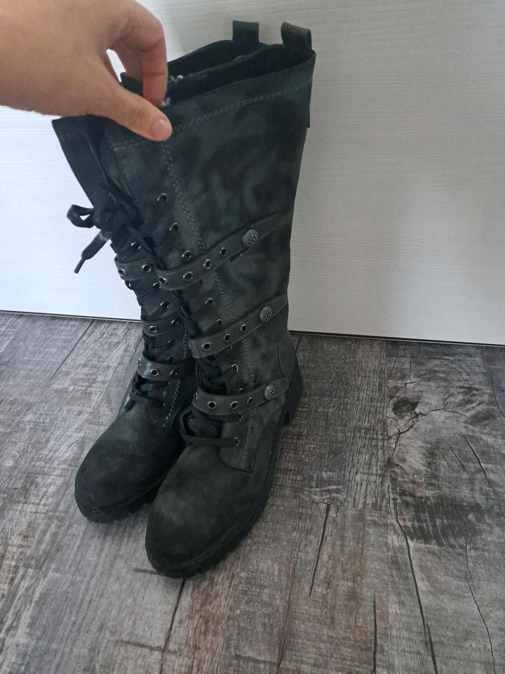 NEU,Stiefel,gefüttert,mit Nieten u d Schnürung, Gr.41 in Vacha