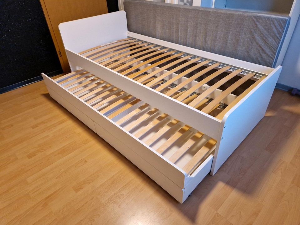 Ikea Bett, mit 2. Liegefläche ausziehbar  2x 90x200cm in Völklingen