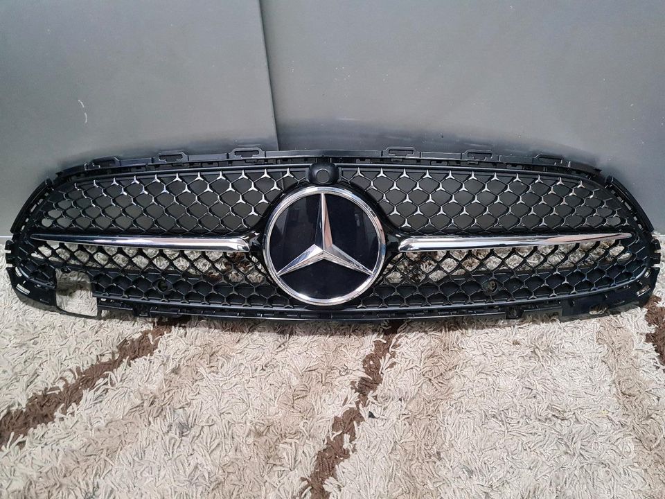 Mercedes Benz C-Klasse W206 AMG Kühlergrill A2068882100 in Essen