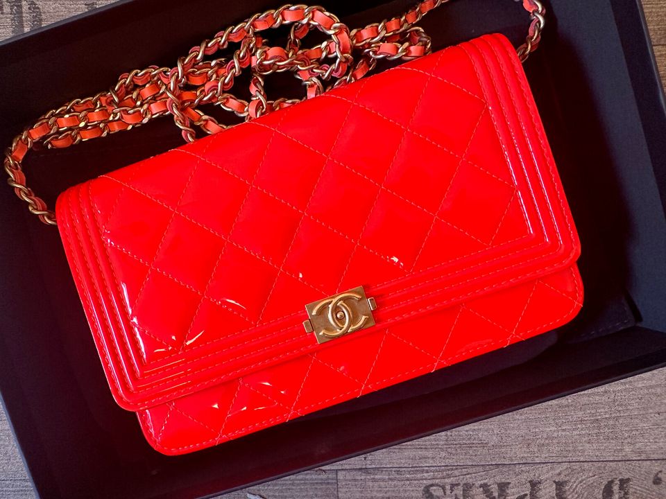 Chanel Rote Patent Boy Leder Geldbörse Tasche Damen Top Neuw DHL in Igel