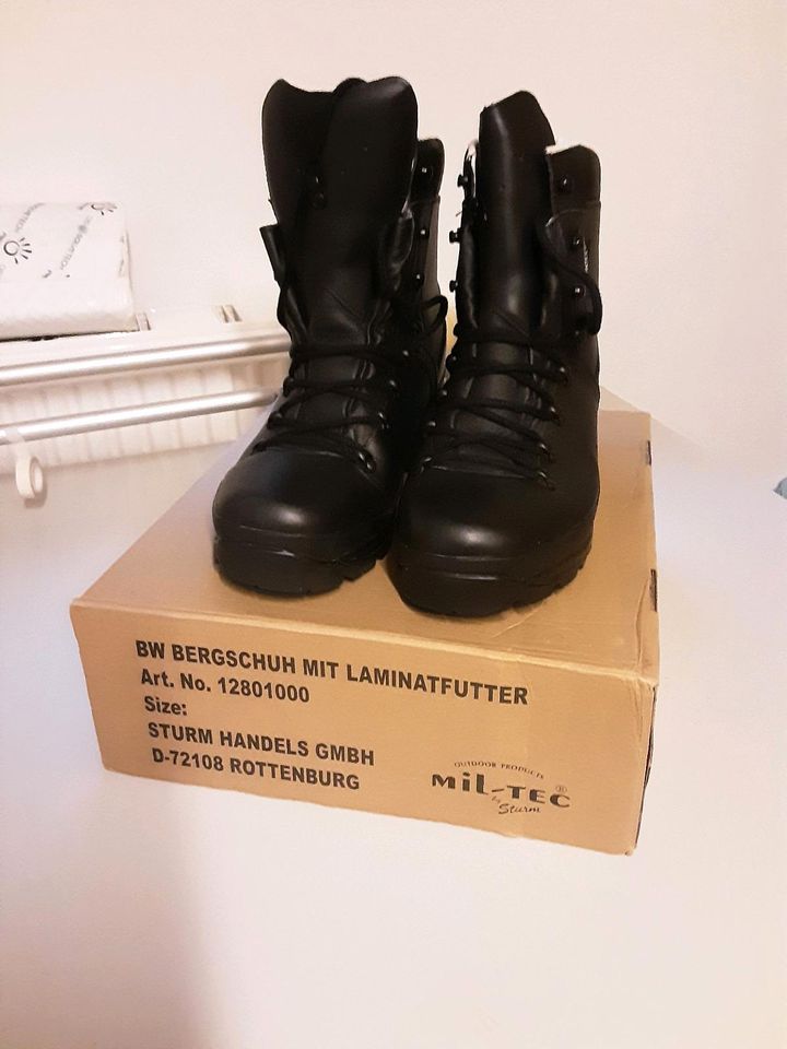 Bundeswehrstiefel in Halle