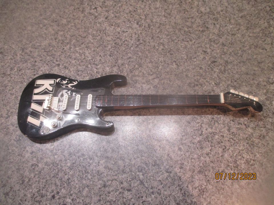 original KISS Deko Merchandise E-Gitarre, ca. 25 cm abzugeben in Augsburg