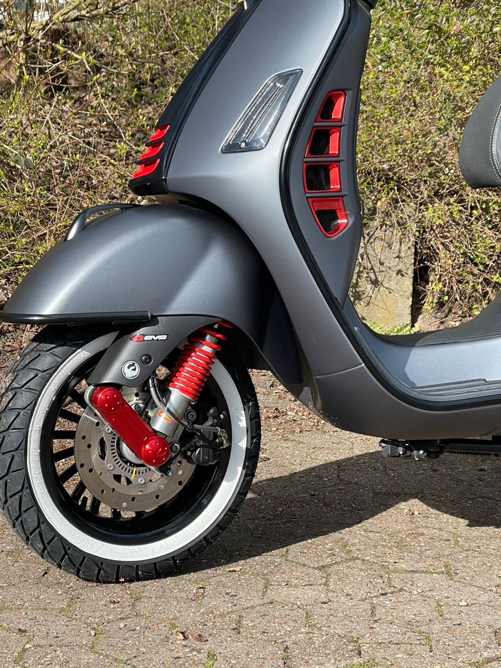 Vespa GTS 300 Black Edition in Bremen