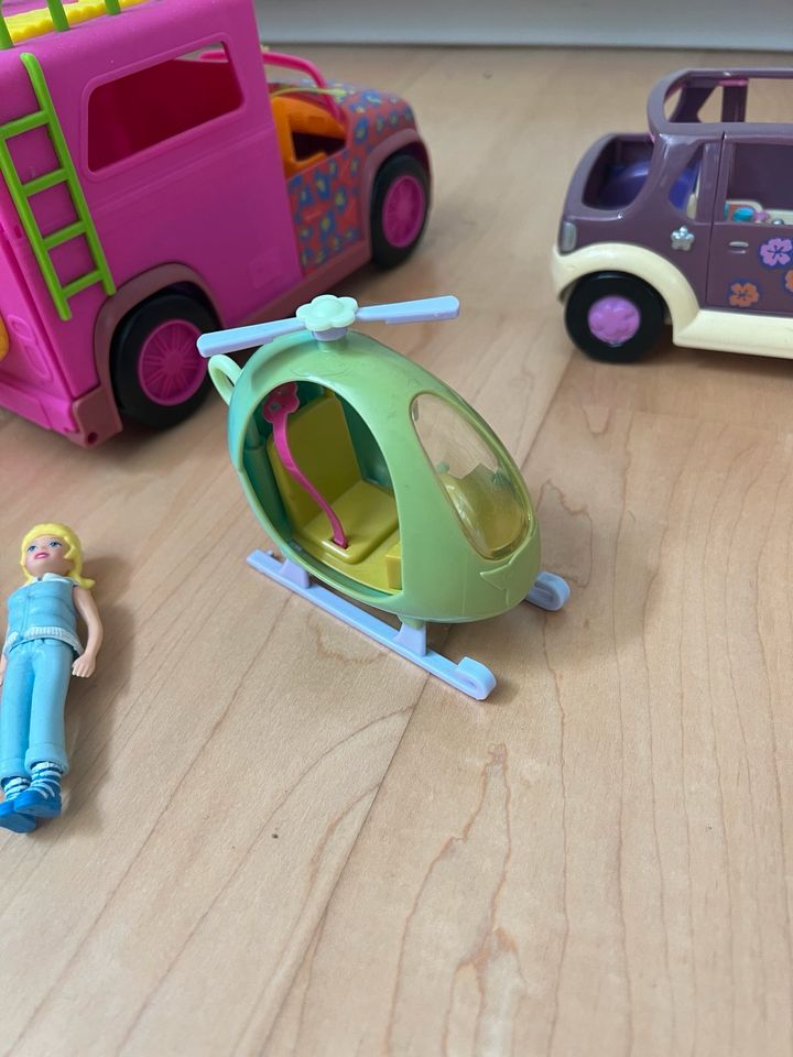 Polly Pocket Autos + zwei Menschen und ein kleiner Helikopter in Hösbach