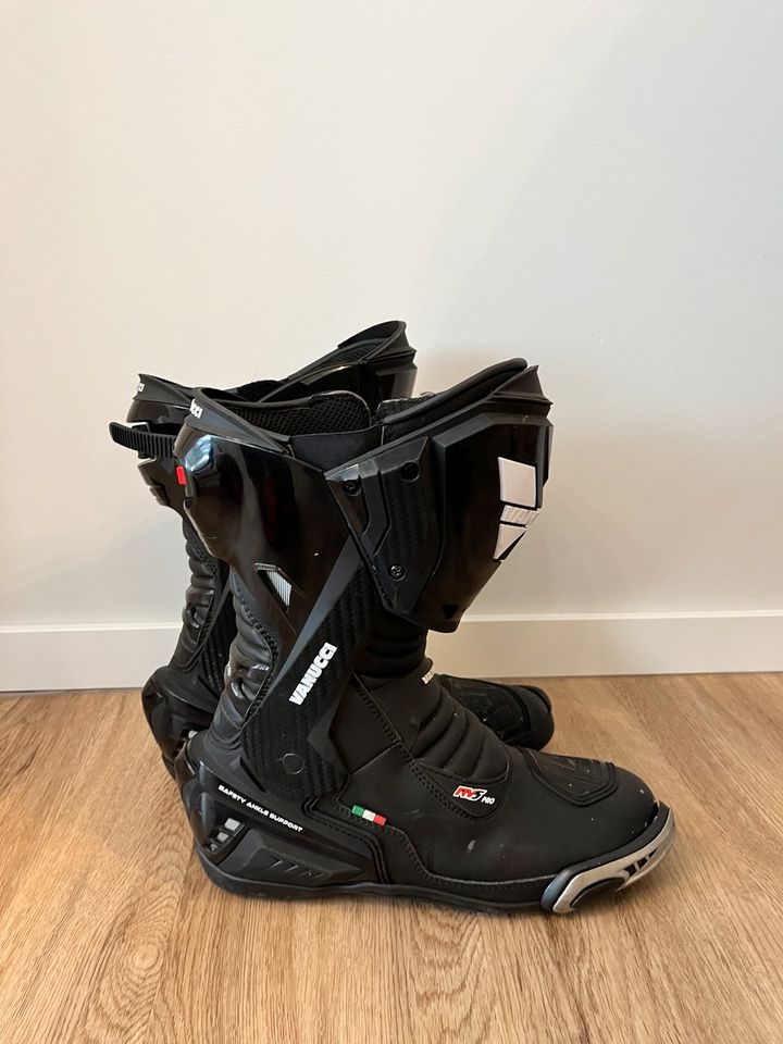 Motorrad Lederkombi mit Helm, Schuhe & Handschuhe in Attendorn