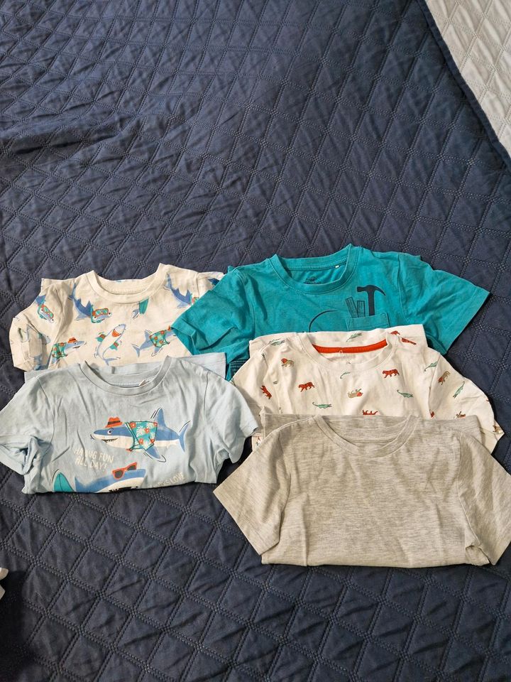 5 verschiedene T-Shirts Größe 104 in Tamm