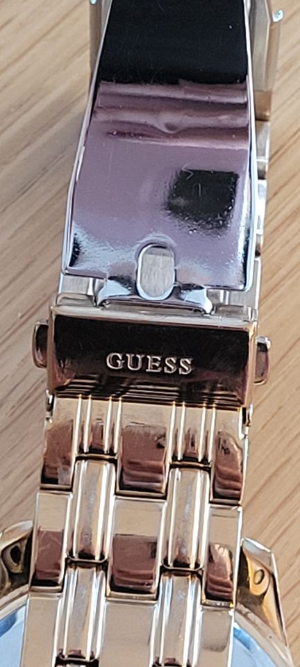 Uhr Marke "Guess" gold, wasserdicht, Stainless Steel in Mering