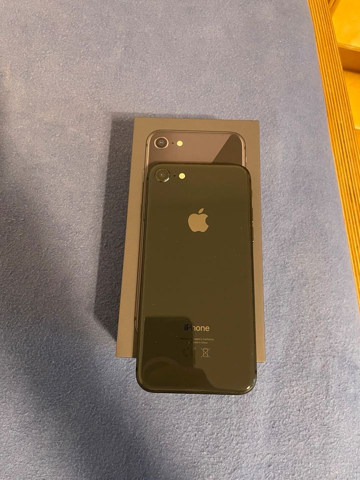 iPhone 8 64GB in Wathlingen