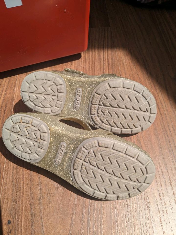 Badeschuhe Crocs iconic Komfort, Gr. 28, mit Fußbett, Glitzer in Bibertal