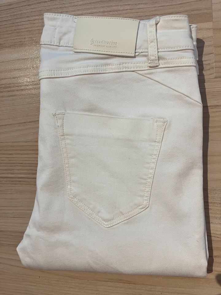 stradivarius Jeans Hose weiß Gr36 NEU in Hamburg